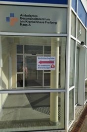 Ambulante Corona-Tests werden im Krankenhaus Freiberg in der "Notfallaufnahme für Infektionserkrankungen, erkennbar durch die Beschilderung mit Rotem Koffer, vorgenommen.
