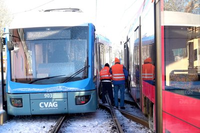 Die entgleiste Bahn der Linie 5 der Chemnitzer Verkehrs-AG.