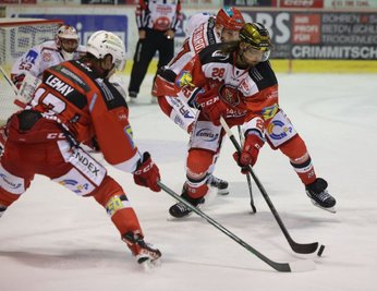 Patrick Pohl (r.) und Mathieu Lemay vor dem gegnerischen Tor.