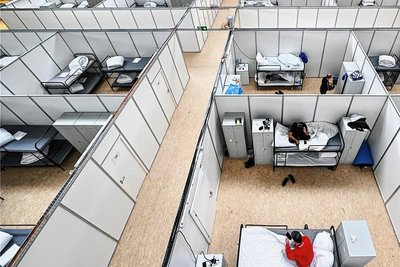Wie hier in Friedrichshafen in Baden-Württemberg behelfen sich viele Kommunen in Deutschland mit Notunterkünften für Flüchtlinge. 