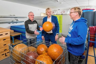 Vereinsvorsitzender Peter Müller, Bürgermeister Jörg Klaffenbach und Schulleiter Bernd Erler (von links) im Geräteraum, der sich im neu errichteten Sozialbau der Blumenauer Turnhalle befindet. 