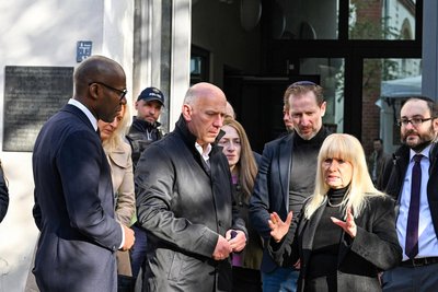 Berlins Regierender Bürgermeister Kai Wegner (Mitte), Kultursenator Joe Chialo (links) und Innensenatorin Iris Spranger (rechts, alle CDU) besuchen die Synagoge, die Ziel eines Anschlags war.