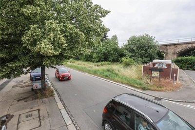 Blick auf den Standort der künftigen Nudelfabrik an der Lindenstraße in Burgstädt. Sie liegt zwischen Glascontainer, Viadukt sowie Lindenstraße und Rudolf-Breitscheid-Straße.