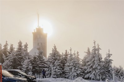 Der Fichtelberg ist bereits leicht eingeschneit. Sogar die Sonne ließ sich am Samstagmittag blicken. 