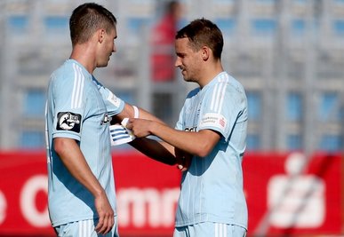 Anton Fink (r.) gibt die Kapitänsbinde an Kevin Conrad ab.