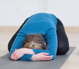 Gretchen Nadler in der Kindchen-Position, die Geborgenheit vermittelt.