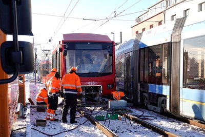 Bei frostigen Temperaturen brachten Mitarbeiter der CVAG in Altchemnitz die kollidierten Bahnen (hier in Rot die Bahn aus Stollberg) im Laufe des zweiten Feiertags wieder auf die Schienen. Der Unfall hatte sich am Abend zuvor zu später Stunde ereignet. 