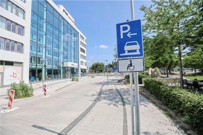 Mitte April wurden zwei Stellplätze für behinderte Autofahrer auf dem Johannisplatz eingerichtet. Doch immer wieder kommt es vor, dass andere Verkehrsteilnehmer dort parken. Mit einem weiteren Schild will die Stadtverwaltung jedoch nicht auf diese sensible Zone hinweisen.