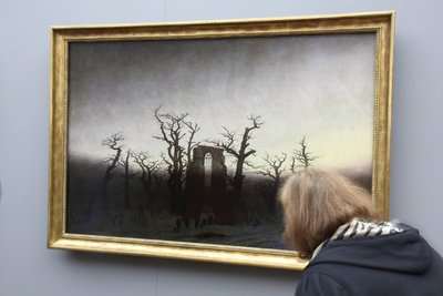 Hundertfach zitierter Klassiker aus der Hand des romantischen Malers und Sinnbild für Vergänglichkeit: "Abtei im Eichwald", entstanden 1809/10.