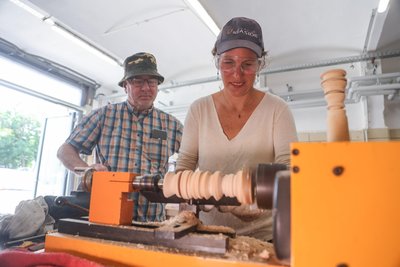 Falk Heldner vom „Fablab“ erklärt Stefanie Abelmann, wie eine Drechselmaschine bedient wird.