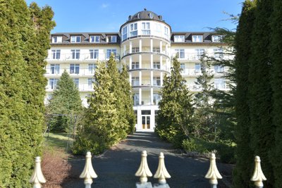 Die Riu-Seniorenresidenz an der Hainichener Straße in Freiberg. Das knapp 7000 Quadratmeter große Grundstück hatte Eisenschenk 2003 von der Stadt gekauft hatte. Zuvor war hier die EGF Entsorgungsgesellschaft Freiberg ansässig gewesen.