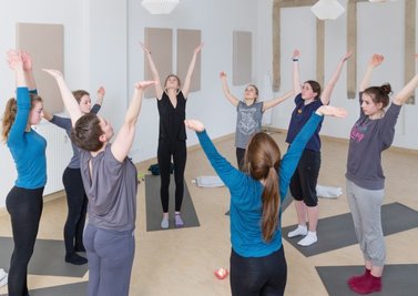 Ich bin stark wie ein Baum. Antje Schorisch (3. v. l.) leitet einen Yogakurs für Mädchen im Ashtanga-Center Dresden.