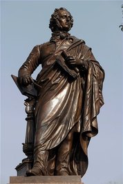 Das Denkmal für den Komponisten, Kapellmeisters und Schumann-Freundes Felix Mendelssohn Bartholdy (1809 - 1847) in Leipzig zeugte ab 1892 von der Selbstverständlichkeit, mit der Juden zum Kulturleben in Deutschland beitrugen. Unter den Nazis wurde es 1936 zerstört und als Nachbildung 72 Jahre danach wieder enthüllt. 