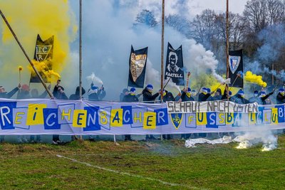 Eine Atmosphäre wie bei manchem Champions League-Spiel. Beim Groundhopper-Spiel Heinsdorf gegen Reichenbach (2:2) haben auch die Reichenbacher Fans für ordentlich Alarm gesorgt.