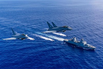 Eurofighter der Bundesluftwaffe überfliegen die Fregatte „Baden-Württemberg“ bei einer Übung. In der Politik wird jetzt diskutiert, ob die Bundeswehr Israel militärisch beistehen soll.