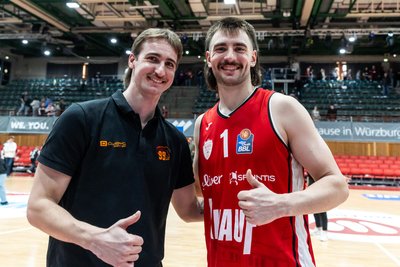 Könnten Brüder sein: Niners-Teammanager Pascal Kühne (links) und Würzburgs Kapitän Zac Seljaas.