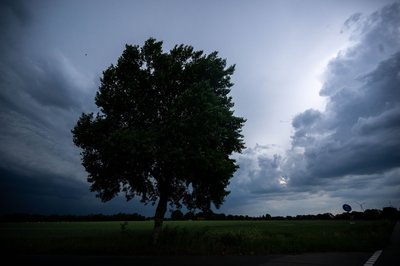 Dunkle Wolken hängen über den Feldern in Bremen.
