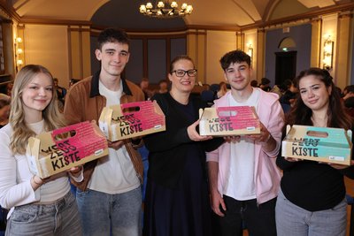 Die Filialleiterin der Deutschen Bank in Aue, Katrin Schäffner (Mitte), übergab auch an Minna Weitzel, Nick Herzog, Philipp Deter und Florentine Solbrig (von links) ihre „Wertzeugkiste“.
