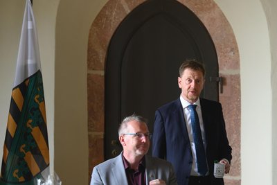 Sven Krüger (links), Landrat von Mittelsachsen, und Ministerpräsident Michael Kretschmer sind sich über die Bedeutung der Verkehrsanbindungen an die Großstädte einig.