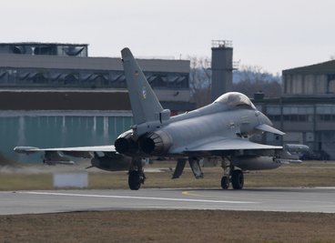 Ein Eurofighter startet vom Fliegerhorst. Die Bundeswehr bereitet als Reaktion auf die wachsenden Spannungen eine Verlegung weiterer Eurofighter zum Schutz der Nato-Südostflanke nach Rumänien vor. 