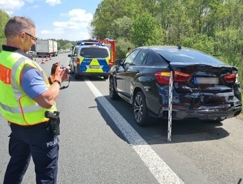 Die Polizei nimmt den Unfall auf der A 72 bei Reichenbach auf. 