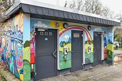 Die öffentliche Toilettenanlage am Spielplatz im Albertpark in Freiberg verfügt über ein Behinderten-WC und einen Wickeltisch. Geöffnet ist 8.30 bis 19.30 Uhr.