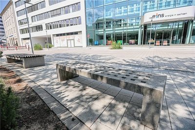 Betonbänke, wie diese im Vordergrund, ließ die Stadtverwaltung aufstellen, um das Parken in diesem Bereich zu unterbinden. Es ist unklar, wie lange diese dort stehenbleiben.