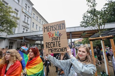 Transparente und Plakate dürfen bei der Demonstration zum CSD nicht fehlen, so wie im Bild aus 2022 zu sehen.