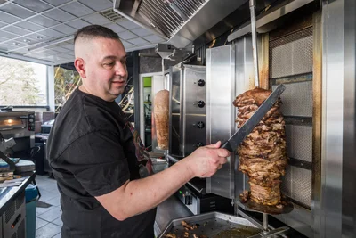 Steht derzeit noch allein am Gyros-Grill: Zarko Martinovic ist Betreiber des neuen Imbiss in der Nicolai-Passage in Aue.