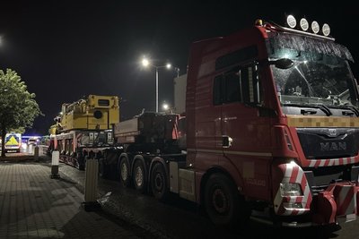 Ein riesiger Schwerlasttransport ohne Genehmigung, gestoppt auf der A 4 bei Lichtenau.