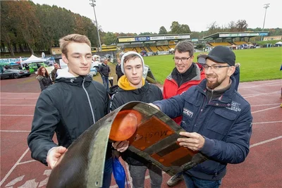 Christopher Feustel und Daniel Seidel (von rechts) erklärten Karl und Hans Weißleder aus Falkenstein bei der Ausbildungsmesse im Vogtlandstadion im vorigen Jahr, worauf es beim Modellbau ankommt. Am Donnerstag findet die Messe erneut im Stadion statt - dieses Mal ist es eine bewusste Wahl. 