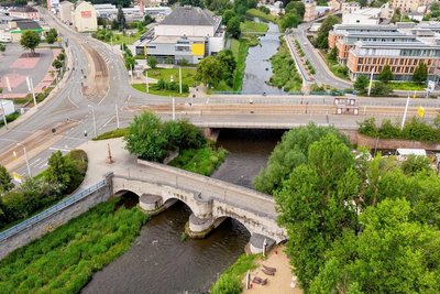 Die Neue Elsterbrücke (im Bild die obere der beiden Brücken) ist ein wichtiges Eingangstor in die Plauener Innenstadt. Sie soll neu gebaut werden. Bereits vorher stehen Arbeiten an der Syra- und Mühlgraben-Überdeckung an.