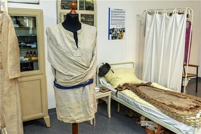 Die Zwangsjacke und die Instrumente, mit denen man psychisch Kranke am Bett fixierte, gibt es nur noch im Klinik-Museum. Ab 1955 wurde all das abgeschafft.