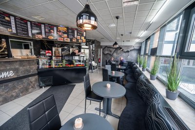 Blick in den neuen Imbiss „Balkan Pizza“, der rund 20 Sitzplätze im Innenbereich bietet.