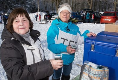 Langjährige Helferinnen: Regina Schneider (und Inge Mehner zählen mit 77 und 79 Jahren zu den ältesten Unterstützerinnen des Neuhausener Schwartenberglaufes. Seit 49 Jahren sind sie für den heißen Tee an der Strecke zuständig. Zur 100. Auflage im kommenden Jahr möchten sie natürlich auch wieder dabei sein. 