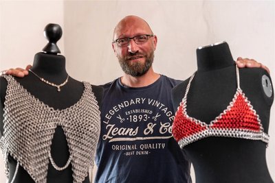 Ronny Dietze hat auch diese beiden Kettenkleidungsstücke gefertigt.