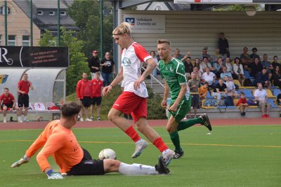 Die Vorentscheidung: Annabergs Devon Klitzke setzt sich gegen FVK-Keeper Jonas Clausner (l.) und Paul Gärtner durch und erzielt das 2:0.
