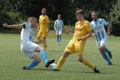 Max Mehnert (r.), hier im Zweikampf gegen den Ex-Geringswalder Ronny Panke, erzielte das zwischenzeitliche 6:3 für den Mittelsachsenligisten gegen den TSV Reichenberg-Boxdorf II.