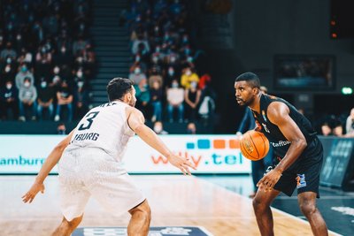 Frantz Massenat von den Niners am Ball.