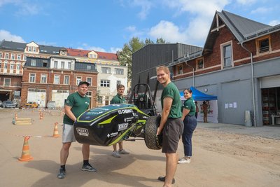 Florian Karl, Carl Hanke, Daniel Langheinrich und Afarin Bagheri (von links) mit dem E-Rennauto des Racing-Teams der TU Chemnitz.