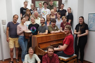 Teilnehmer der Sächsischen Jugendsingewoche bilden den Chor, der am Samstag in Zschorlau ein Konzert gibt.