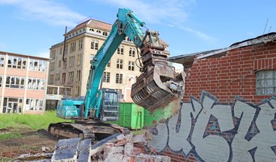 Unerbittlich frisst sich der Abrissbagger durch das ehemalige Trafohäuschen des Porzellanwerks. 