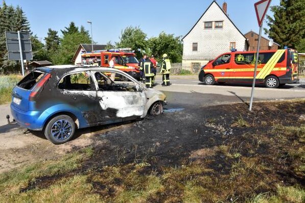 Auto brennt in Thierfeld - Feuer schlägt auf angrenzende Wiese über