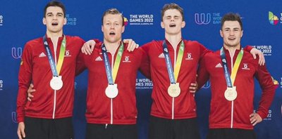Robert Golenia, Malte Striegler, Justus Mörstett und Max Poschart (von links) singen bei der Siegerehrung die Nationalhymne mit.