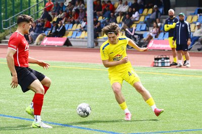 Auch der Annaberger Tom Dietze (l.) und Marienbergs Paul Mehner schenkten sich im Derby nichts.
