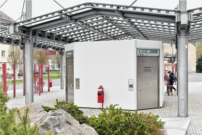 Das öffentliche WC am Busbahnhof in Freiberg ist behindertengerecht und von 5 bis 20 Uhr geöffnet, die Benutzung kostet 50 Cent. 