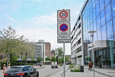 Der Johannisplatz ist als Tempo-20- und als Parkverbotszone ausgewiesen. Doch daran halten sich nach wie vor nicht alle Verkehrsteilnehmer.