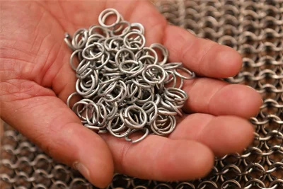 Die Ringe für die Kettenhemden sind aus Aluminium.