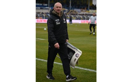 Irgendetwas gibt es für Thomas Romeyke immer zu tragen: Hier im November des vergangenen Jahres die Klappstühle für Jens Härtel und Jörg Emmerich.