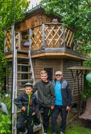 Dietmar Queck und seine Enkel Robin (16) und Jonas (9). Entstanden ist das Baumhaus für Robin vor zehn Jahren. Jetzt ist es das Reich von Jonas, dafür ist für den Größeren von beiden in der unteren Etage eine Werkstatt entstanden, wo er an Mopeds schrauben kann. 